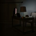 komputer w nocy w ciemnym pokoju