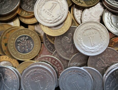 Kredyt gotówkowy a ratalny: dlaczego gotówka króluje, a raty tracą na popularności?