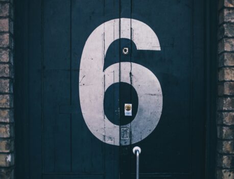 Najlepsze pożyczki na 6 miesięcy: porównanie rat i RRSO. Analiza na początek 2025 roku