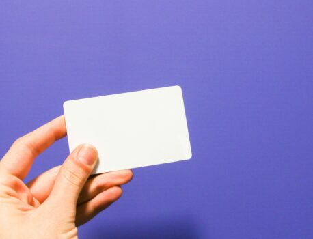 Oferta „pożyczka na dowód” – co zawiera regulamin i jak sprawdzić ukryte opłaty