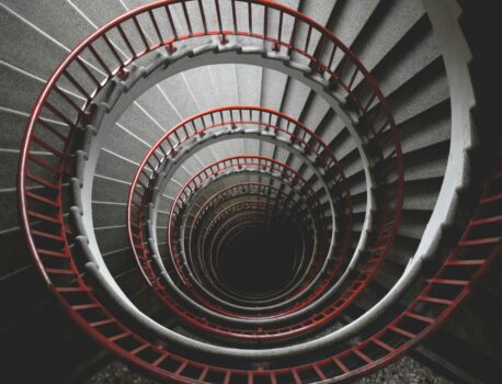 Kredyt konsolidacyjny dla zadłużonych: jak połączyć długi i uniknąć pętli zadłużenia?