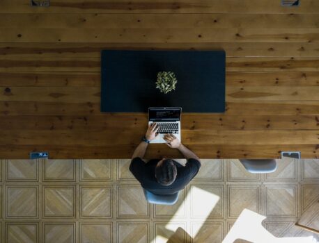 Kredyt gotówkowy na firmę: Kiedy lepszy niż kredyt firmowy i co ukrywa BIK?